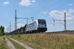 Railpool 187 311  Grün zum Ziel - 100% klimaneutral - Enercon , vermietet an e.g.o.o., mit Schüttgutwagenzug in Richtung Hannover (Dedensen-Gümmer, 16.07.18).