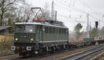 Überraschend kam EGP - Eisenbahngesellschaft Potsdam mbH, Potsdam [D] mit  142 150-2  (NVR:  91 80 6142 150-2 D-EGP ) mit einem Leerzug Güterwagen für Container- u.