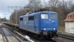 EGP mit  151 118-7  (NVR:  91 80 6 151 118-7 D-EGP ) und einem Zug Containertragwagen (leer) am 17.03.21 Berlin Buch.