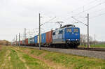 Mit einem Containerzug am Haken rollt 151 025 der EGP am 06.04.22 durch Braschwitz Richtung Magdeburg.