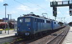 Eisenbahngesellschaft Potsdam mbH, Potsdam mit  140 621-4  (NVR:  91 80 6140 621-4 D-EGP ) mit  151 025-4  (NVR:  91 80 6151 025-4 D-EGP ) und einem Containertragwagenzug (leer) am Haken Richtung