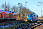 RE 9 fährt in Sassnitz Lancken an der EGP Lok 151 170 vorbei, die im Anschluss Kreidewerk auf das Ende der Beladung von Kreidewagen wartet.