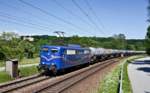 Vor der Kulisse der Burgruine Hilgartsberg bei Einöd taucht die Elektrolokomotive 151 033-8 der EGP mit einem beladenen Benzinzug auf.Bild vom 26.5.2017