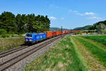 Aktuell sieht man Loks der EGP häufiger auf der KBS 880, anscheinend gibt es einige Container-Neuverkehre von Regensburg zu den Nordsee-Häfen zu bedienen. Am 21. April 2018 konnte ich die 193 848 bei Kerschhofen on der Oberpfalz mit einem gut ausgelasteten Containerzug ablichten.