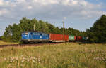 140 857-4 von EGP kam mit einem Containerzug aus Richtung Schwerin. 3km östlich von Büchen, 02.08.2018.