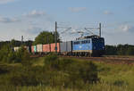 140 876-4 der EGP mit einem Containerzug, unterwegs in Richtung Schwerin. 3km östlich von Büchen, 05.09.2018.