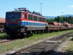 BR 109 028-1 (Ex BR 142 DR) abgestellt am Rosenheimer Sdbahnhof zum beladen der Rungenwagen. Besonderheit hierbei ist, das die E-Lok an einer Stelle abgestellt worden ist wo keine Oberleitung mehr hngt. Aufgenommen am 19.05.07.