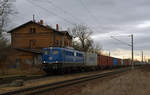 140 656 der EGP führte am 27.01.19 einen Containerzug durch Raguhn Richtung Dessau. Im Hintergrund ist das alte Bahnhofsgebäude von Raguhn zu sehen. welches bis zum Umbau der Bahnstrecke im Jahre 2010/2011 noch im Betrieb war.