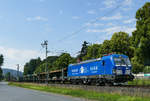 21. Juni 2018, Lok 193 838 der EGP transportiert einen Zug leerer Autotransportwagen durch Kronach in Richtung Saalfeld.