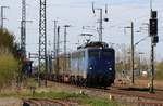 EGP 140 876-4 mit Containertragwagen von Mukran kommend Richtung Eberswalde. Durch Anklam am 17.04.2020. Mein Standort ist die Parkfläche in der Hafenstrasse, neben dem Abstellgleis. 