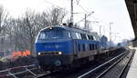 Eisenbahngesellschaft Potsdam mbH, Potsdam (EGP) mit ihrer  225 802-8  (NVR:  92 80 1218 002-4 D-EGP ) und einem gemischten Güterzug (leer), möglicherweise Schadwagen nach Eberswalde? zur