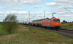 Mit einem Kesselwagenzug am Haken rollte 145 CL 002 (145 082) der Arcelor-Mittal am 13.04.20 durch Gräfenhainichen Richtung Bitterfeld.