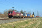 185 513 der Emons schleppte am 26.03.22 einen Containerzug durch Braschwitz Richtung Halle(S).