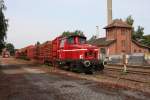 Am 15.08.2013 traf ich im Bahnhof Haselnne die Lok L 2, eine zweiachsige
Deutz Diesellok, der EEB (Emslndische Eisenbahn GmbH) an. Sie stand
fotogen in Hhe des alten Lokschuppen mit Wasserturm. Dieses Gebude dient
heute als Unterstand fr die Eisenbahnfreunde Hasetal.