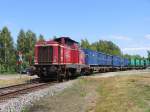 D25 (ex-DB 211 345-4) der Bentheimer Eisenbahn AG mit eine bergabegterzug Drpen-Salzbergen fr die Emslndische Eisenbahn GmbH auf die Strichstrecke in Drpen am 16-7-2010.