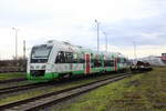 Am 01.01.2023 zeigte sich der schon länger außer Dienst gestellte EB VT 201 (95 80 0615 701-9 D-EIB) abgestellt im Bw der Erfurter Bahn in Erfurt Ost. Durch den Zaun fotografiert.