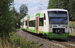 Der Elster-Saale Express erklimmt gerade die Höhen des Vogtlandes.
Es sind noch 3 Km bis zum Scheitelpunkt der Strecke bei Reuth im Vogtland.
Gleich passieren VT 301 und ein Schwestertriebwagen der Erfurter Bahn den Bahnübergang bei Kornbach. 19.08.2019
Zwischen BÜ Kornbach - Reuth und Grobau wechselt die Strecke Leipzig - Hof mehrmals die Landesgrenze Sachsen/Thüringen.