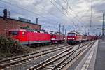 Ostlok-Treffen in Paderborn: 143 848-0 und 243 936-2 des Fahrzeugwerks Karsdorf warten auf ihren nächsten Einsatz, während 232 239-4 der EBS einen leeren Güterzug Richtung Osten zieht