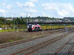 Erfurter Bahn Service EBS mit seiner neuen Stadler Eurodual 6000, 159 227-8 ( 9080 2159 227-8 D-RCM ), und einem leeren Holzzug am Haken in Gera am 12.9.2021