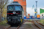Lok 232 592 der ERFURTER BAHNSERVICE GmbH vor den Hafentoren in Stralsund. - 18.01.2023 - Aufgenommen vom Übergang „A.d. Hafenbahn“ zum Hostel Stralsund.