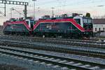 Abgestellt (||) - 143 124-6 und 143 056-0 der EBS Erfurter Bahnservice GmbH am 07.02.2022 in Aulendorf. Aufnahmestandort im Grnstreifen zwischen Strae und Gleise.