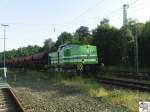 Lok 20 (Lisa 1) der Erfurter Bahn wartet im Coburger Gterbahnhof mit einen leeren Schotterzug vor einen Signal auf Streckenfreigabe.