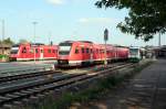 VT009 auf Gleis 1 whrend auf Gleis 2 und 3 die RE kreuzen, Bahnhof Mhlhausen im Mai 2006