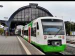 ELSTER SAALE BAHN in Gera Hbf.


Die ELSTER SAALE BAHN, ein Netz der ERFURTER BAHN, fuhr die Regionalbahn EB 37501 Weimar-Gera Hbf in Dreifachtraktion. Hier zusehen die Ankunft in Gera Hbf. Hintendran VT 314, vorne der VT 301  Landkreis Saalfeld-Rudolstadt  und mittig der VTxxx.
(21.09.2012) 