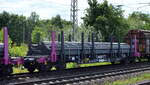 Drehgestell-Güterwagen mit Rungen vom Einsteller ERR European Rail Rent GmbH mit niederländischer Registrierung mit der Nr.