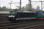Lokportait von 185 573-3 am 12.08.2014 in Hamburg Wilhelmsburg mit einem KLV gen Süden.