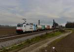 185 635 mit einem Containerzug am 10.11.2012 unterwegs bei Langenisarhofen.