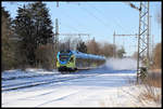 Mit hoher Geschwindigkeit und langer Schneefahne ist hier am 11.2.2021 um 10.44 Uhr am ehemaligen Bahnhof Velpe die Eurobahn mit dem ET 8.01 nach Bielefeld unterwegs.