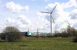 Mit Blick auf die beiden Windräder bei Westerhausen ist hier am 15.4.2021 nur ein kurzer Gleisbereich frei, um den um 12.22 Uhr in Richtung Osnabrück fahrenden ET der Eurobahn im Bild fest