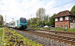 Die Eurobahn ET 4.04 passiert hier auf der Fahrt nach Bielefeld am 2.5.2022 um 15.34 Uhr das westliche Stellwerk in Velpe.
