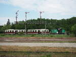 363 146 der  Flex Bahndienstleistungen GmbH  zieht 479 006 und einen Beiwagen der BR 879 von Müncheberg (Mark) nach Buckow (Mark). Im Vordergrund die markante, museal erhaltene Flügelsignalbrücke.
Anlass war das Bahnhofsfest und die Feier  125 Buckower Kleinbahn .

Müncheberg (Mark), der 25.06.2022