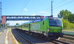 SVG - Schienenverkehrsgesellschaft mbH, Stuttgart [D] mit der MRCE Vectron  X4 E - 865  [NVR-Nummer: 91 80 6193 865-3 D-DISPO] für Flixtrain mit Wagengarnitur bei der Durchfahrt Bf.