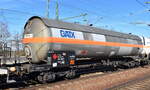 Druckgaskesselwagen mit Sonnendach vom Einsteller GATX Rail Germany GmbH mit der Nr.