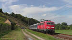 Die GfF 111 056-8 zieht am 14.09.2021 ihren RE12-Ersatzzug von Heilbronn nach Tübingen entlang der Weinberge bei Nordheim.