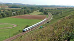 Die GfF 111 056-8 schiebt ihren n-Wagen Ersatzzug auf dem RE12 von Tübingen nach Heilbronn entlang der Weinberge bei Nordheim.