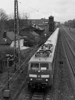 Die GfF-Elektrolokomotive 111 056-8 zieht einen zusätzlichen RB48-Ersatzzug, hier zu sehen im März 2021 bei der Durchfahrt in Wuppertal-Unterbarmen.