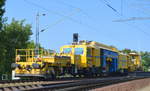 P&T Universalstopfmaschine UNIMAT 09-475/4S für Gleise und Weichen der Fa. GBW + Schotterplaniermaschine (SSP 110 SW) am 29.08.18 Berlin-Wuhlheide.