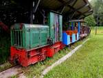 Bockerlbahn  EVA , Fabr.Gmeinder(Nr.3455;Bj.1941; 20-24PS;4-8-12km/h; 4,3To) hat mit ein paar Wagerl entlang des Moorrundweges bei Bürmoos ihren Unterschlupf gefunden; 220710