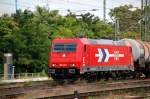 185 630 der HGK zieht am 03.08.09 einen Kesselwagenzug am Magdeburger Hbf vorbei.