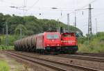 Begegnungen: HGK 185 585-7 mit Kesselwagenzug begegnet der 272 018-9 (DE 92) in Köln West.