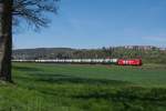 185 604 der HGK mit einem Öler Richtung Ulm bei Uhingen an der Fils am 19.4.2015.