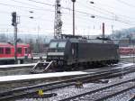 185 573-3 der HGK steht am 27.12.07 im Bahnhof Ulm Hbf abgestellt. Im Hintergrund wartete ein 628er auf seine Abfahrt nach Ellwangen.