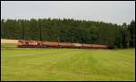 Eine Class 66 der HGK ist mit einem Braunkohlestaubzug in Richtung Ulm unterwegs. Aufgenommen im Juli 2008 bei Beimerstetten.