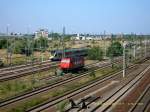 185 584 der HGK und ein Triebwagen der Eurobahn stehen am 07.08.08 im Vorfeld vom Bahnhof BItterfeld. Whrend 185 584 abgestellt ist, wartet der Eurobahn-Triebwagen auf die Ausfahrt.