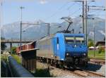 185 526-1 der RSB Logistics mit HGK Folien unter den Fenstern wartet in Zizers auf Silowagen aus dem Holcimwerk in Untervaz. (28.06.2010)