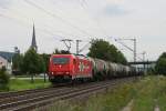 185 585 der HGK mit einem Kesselwagenzug am 04.08.2010 bei Thngersheim im Maintal.